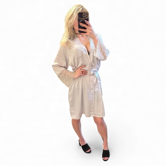 Vintage Y2K Era Lauren Lash Design Silver Lace Accent Robe Est Size Small - Picture 7 of 7